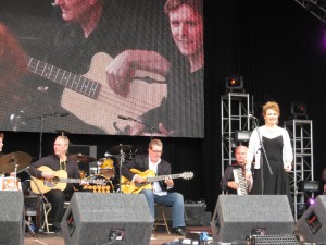 Alison Burns singing with Martin Taylor's Spirit of Django at Cropredy